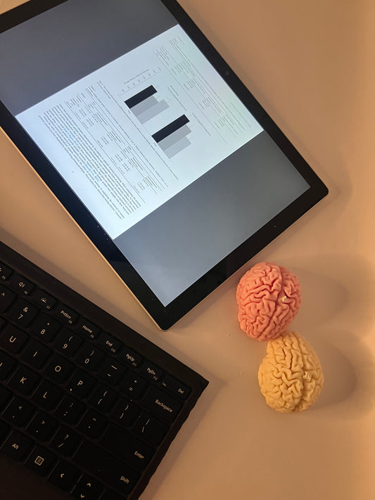 Handmade brain-shaped soy wax candles in pink and beige with honey and vanilla scent – aesthetic sculptural candle gift for home decor and relaxation. Neuroscience Gift. Study Gift.